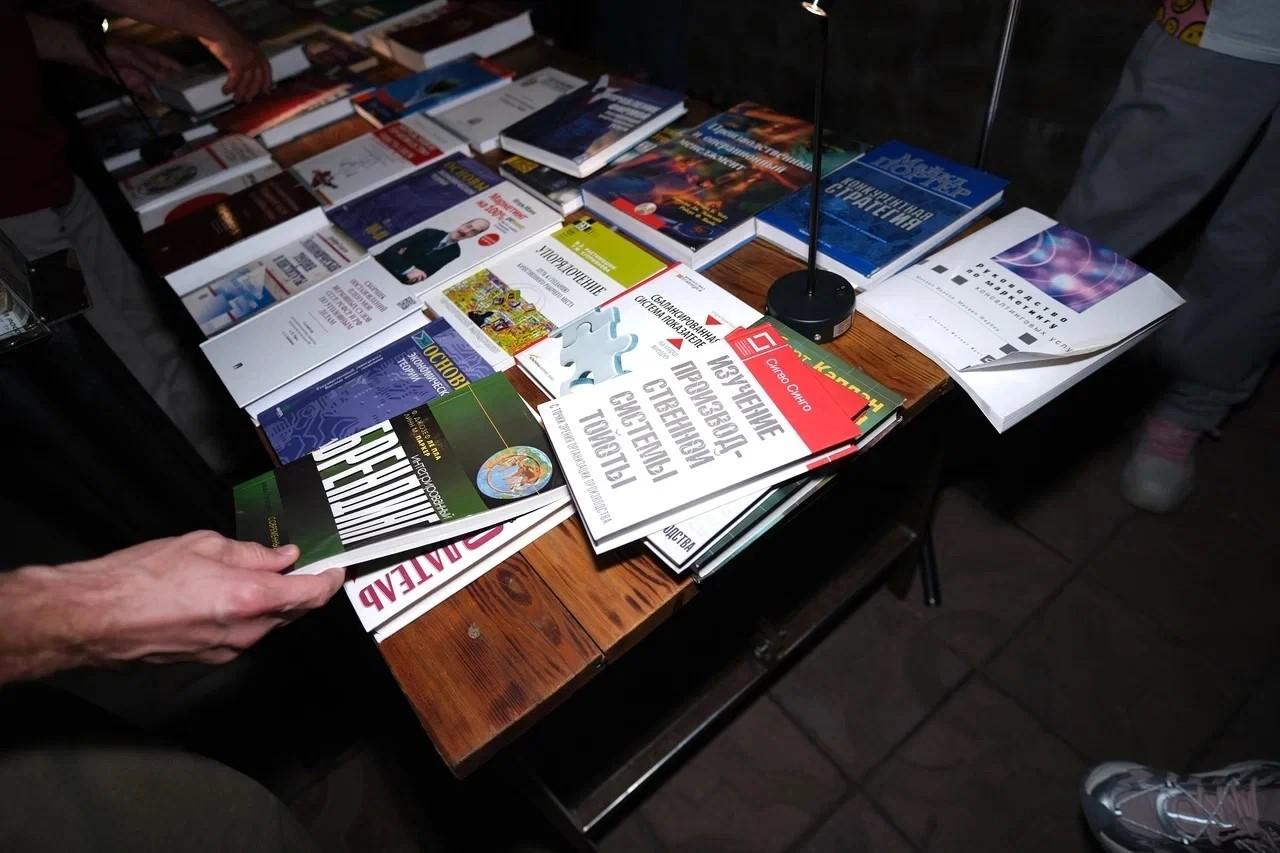 Фото Винил, скрипка и книги: в «Живом дворе» Новосибирска собрали 50 тысяч рублей для особенных подростков 3 - Сиб.ФМ Фото Винил, скрипка и книги: в «Живом дворе» Новосибирска собрали 50 тысяч рублей для особенных подростков 3
